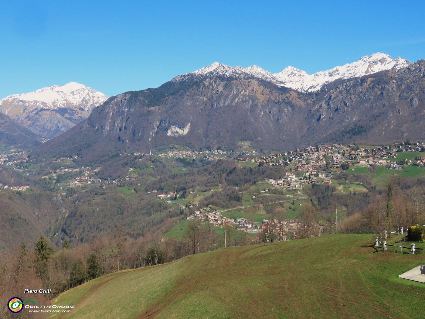 77 Da Miragolo zoom verso Costa Serina, Cornalba con Cime Menna ed Alben.JPG